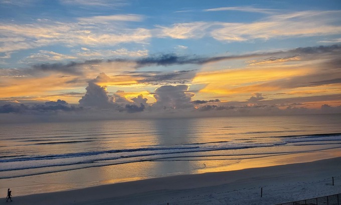 Seabreeze Park Condo | Idyllic Oceanfront Condo with Spa and Pool Awaits You!