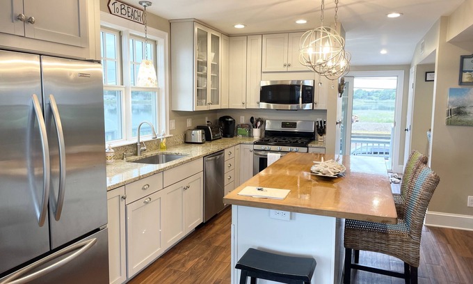 Minot House | Ideal Beachfront Retreat with Ocean Views and Spa Amenities