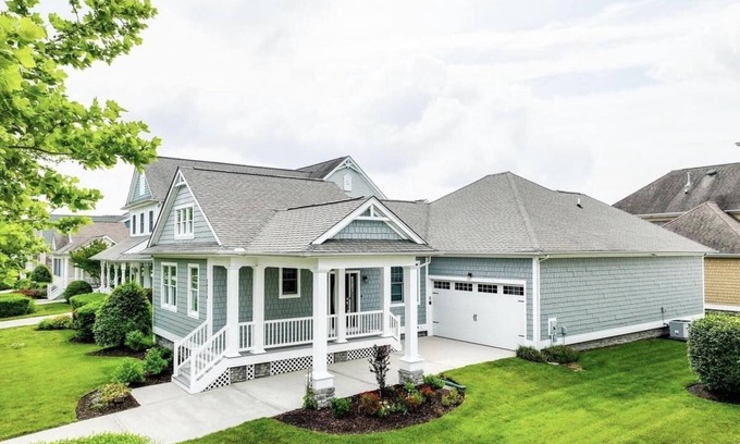 The Commons House | Scenic Beach & Golf Retreat in Bayside's Award-Winning Community