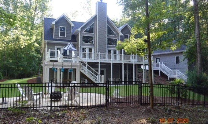 Gumlog House | Idyllic Beach House Steps from Tugaloo State Park