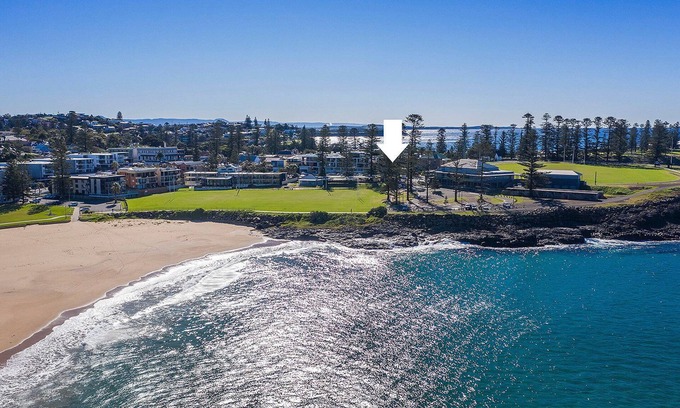 Kiama House | Cozy Beach House for 8, Steps from the Shoreline