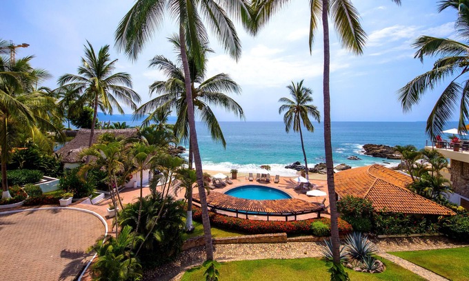 South Shore Hotel Area Condo | Beachfront 3BD Condo with Ocean View & Pool Amenities