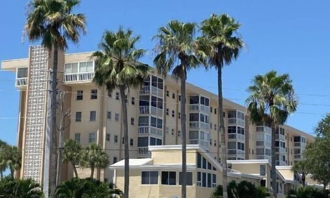 Venice Condo | Renovated Beachfront Condo with Pool & Ocean Views