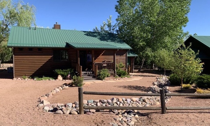 Heber Cabin | Bear Pond Cabin: Pet-Friendly Retreat with Horseback Riding