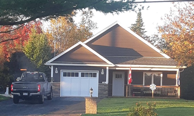Timberlea House | Beautiful Beautiful Home Just Outside Side City ~ 2 Min to Brunello Golf Course