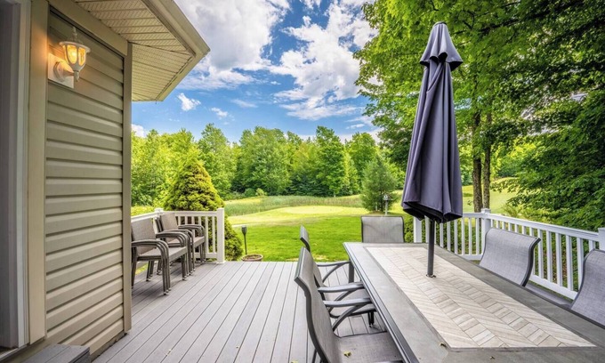 Bellaire House | Experience Comfort at The 8th Tee: Ideal for Bellaire Retreats