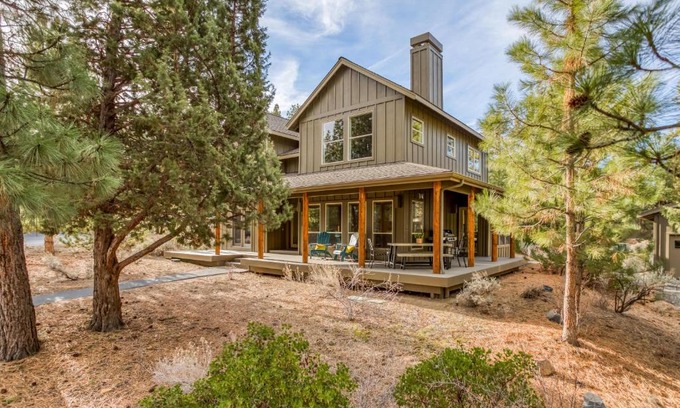 RiverWild House | Inviting Big Eddy: 4-Star Bliss with Pool & Breakfast