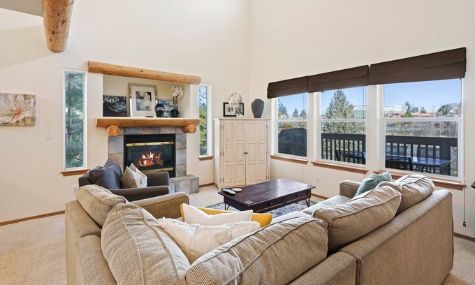 Boyd Acres House | Cozy Bend Townhouse with Spa, Kitchen & Pet-Friendly Options