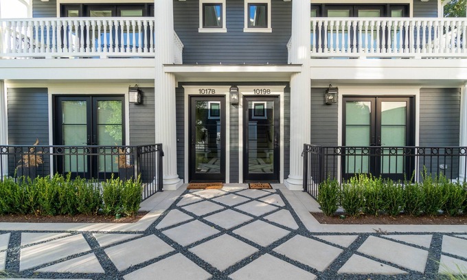 Kessler House | Top-Rated Bishop Arts Townhouses for Groups - Sleeps 16!