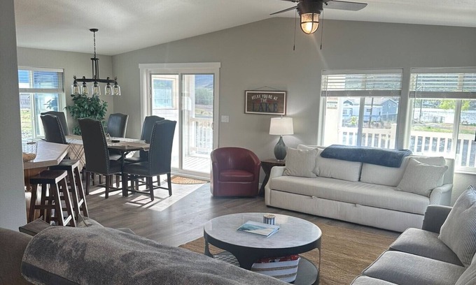Coulee City House | Idyllic Blue Lake Retreat with Private Dock Access & Ocean View