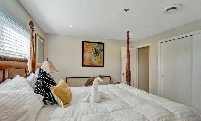Boca Raton House | Inviting Boca Home with Kitchen, Steps to the Beach