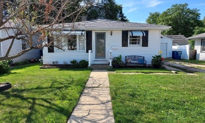 Bourbonnais House | Top-Rated Bourbonnais Rental with Spa and Hot Tub