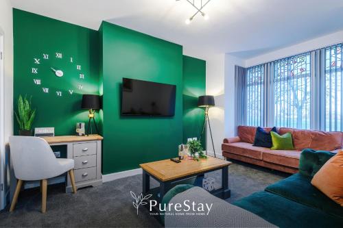 Low Moor House | Inviting Bradford Home with Parking for 8 Guests