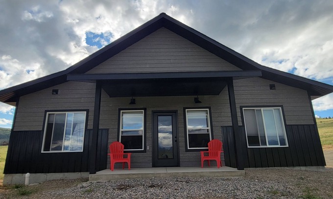 Shining Mountains House | New House with Breathtaking Mountain Views & Great Amenities