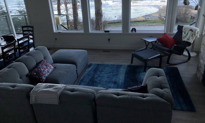 Courtenay House | Oceanfront Haven in Comox Valley - Rated 10/10 by Guests