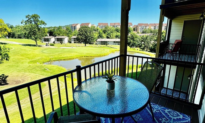 Table Rock Condo | Premier Branson Pointe Royale: King Suite with Hot Tub