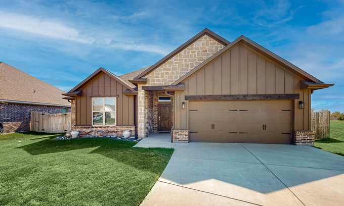 Wellborn House | Beautiful brick 3-bedroom cozy home with enclosed backyard & central AC