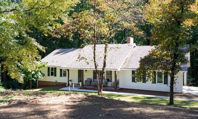 Alpharetta House | Ideal Bungalow Near Downtown Alpharetta with Breakfast & More