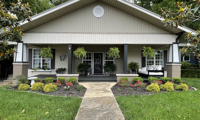 Shelbyville House | Historic Bungalow with Pool & Spa – Rated 10/10!