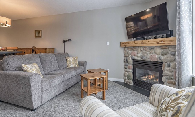 Silver Star Mountain Condo | Top Floor Updated Ski In/Out Condo with Spa & Hot Tub