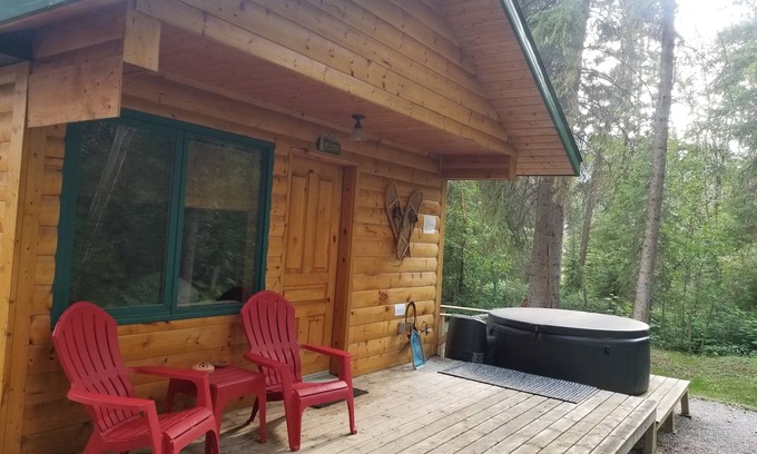 East Kootenay Cabin | Cozy Cabin with Private Hot Tub in Tranquil Surroundings