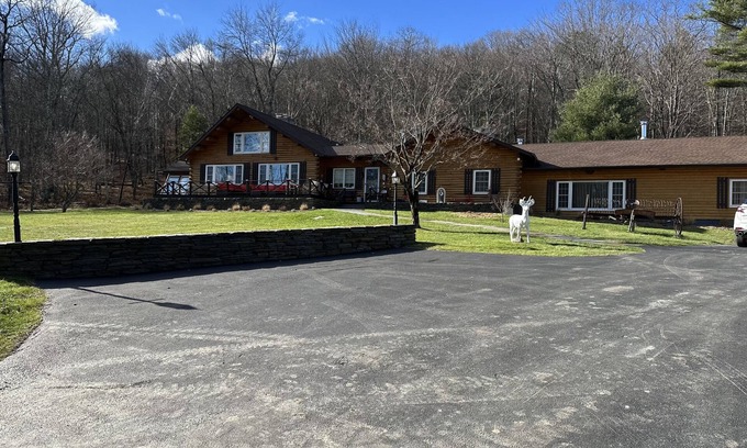 Glendale Cabin | Cozy Cabin Retreat Near Skiing, Hiking, and Shopping