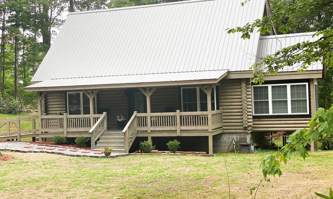 Trenton Cabin | Idyllic Cabin Retreat with Kitchen and Breakfast Included
