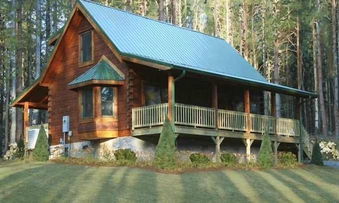 West Jefferson Cabin | Cozy Cabin Retreat with River Lot & Spa Amenities