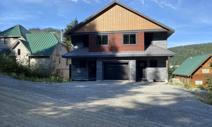 Hemlock Valley House | Cozy Cabin with Hot Tub & Steam Room Near Ski Lifts