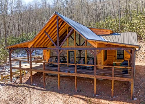 Topton House | Beautiful Cabin with Lofted Space and Deck in Topton, North Carolina
