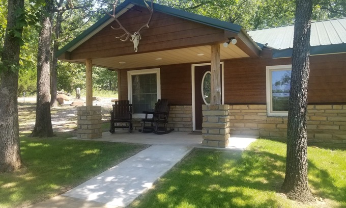 Cookson Cabin | Charming Cabin Retreat with Tenkiller Lake Views & Breakfast