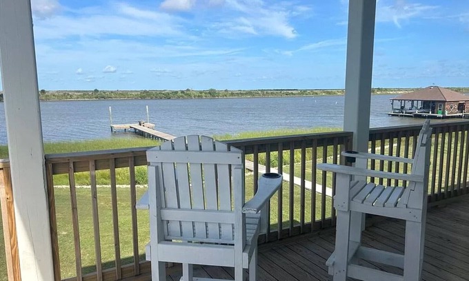 Hackberry House | Idyllic Camp Retreat in Angler Bay - Rated 10/10!