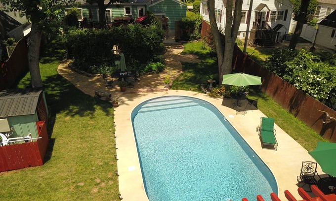 Rountree House | Charming Cape Cod Retreat with Pool & Spa in Springfield