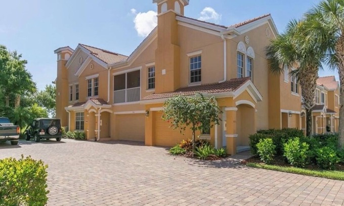 Diplomat Condo | Exquisite Cape Coral Condo with Pool & Hot Tub Amenities