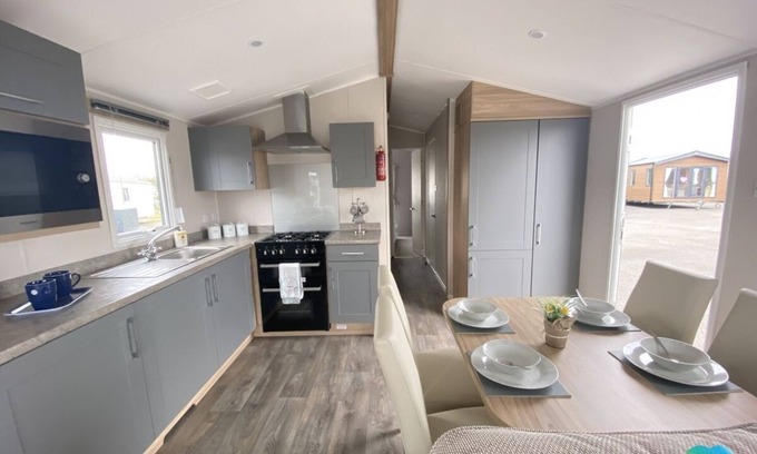 Dunbar House | Inviting Caravan with Decking, 10 Min Drive to Dunbar