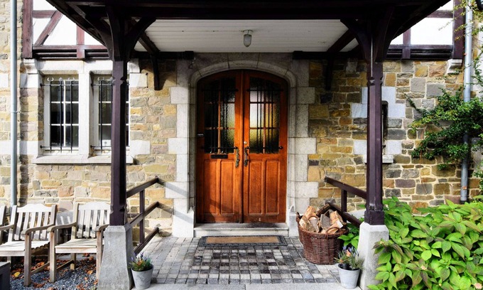 Spa House | Inviting Castle House Retreat with Garden and Pet-Friendly Perks
