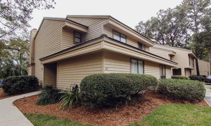 Epworth Acres House | Central Getaway with Pool, Spa & 10/10 Guest Rating
