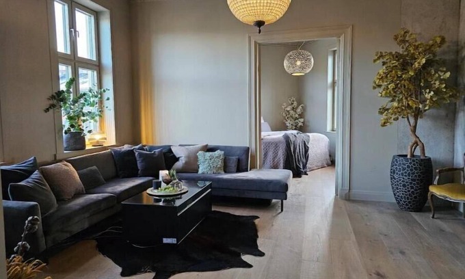 Bjørvika Apartment | Charming Century Apartment with Ocean View in Old Town