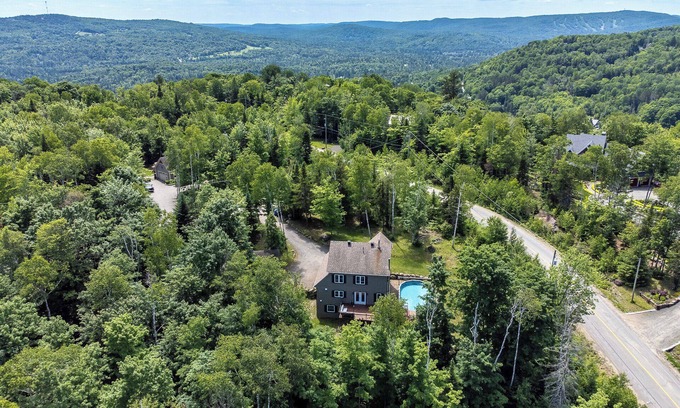 Les Pays-d'en-Haut Regional County Municipality Cottage | Cozy Chalet Just Minutes from Ski Hills - Pet Friendly Getaway
