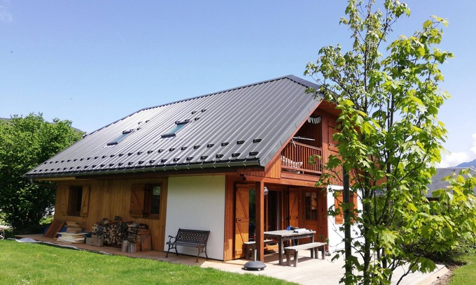 Arith Ski Chalet | Idyllic Chalet with Mountain View and Pool in Savoie