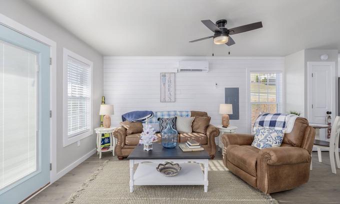 Bean Station Cottage | Inviting Cherokee Lake Cozy Cottage with Spa and Kitchen