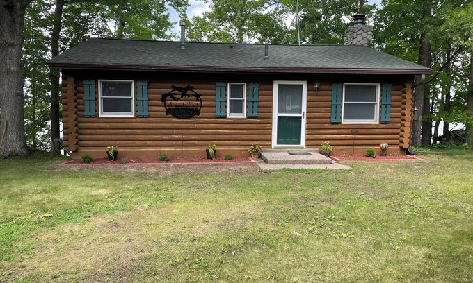 Turtle Lake Cabin | Beautiful, clear water lakefront 2-bedroom cabin on Horseshoe Lake pet friendly