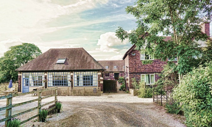 Lea Other | Idyllic Coach House Retreat with Spa in Peak District