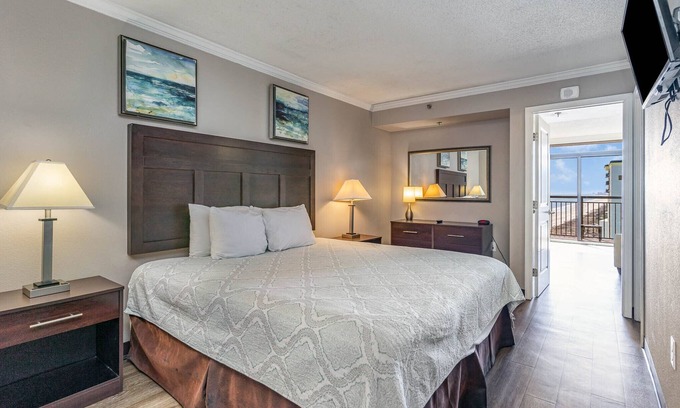 Myrtle Beach Condo | Beautiful Oceanfront 1 Bedroom on Golden Mile with Pool
