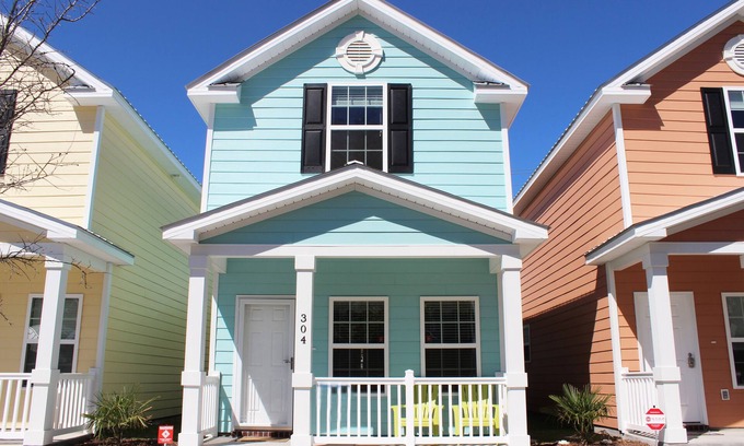 Myrtle Beach House | Cozy Townhome Steps from the Beach with Pool & Breakfast
