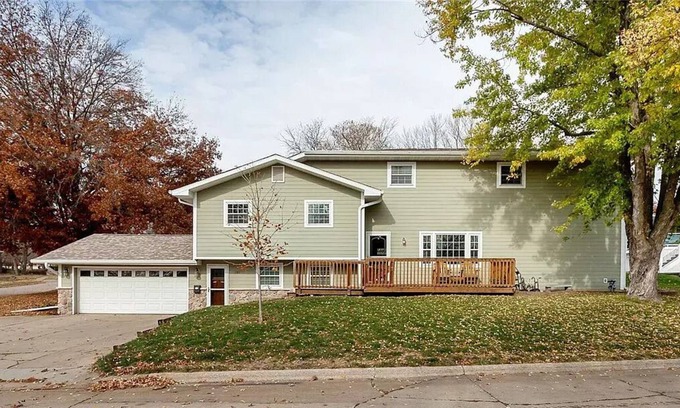 Pella House | Beautiful, comfortable, space close to town. Accommodates large group bookings!