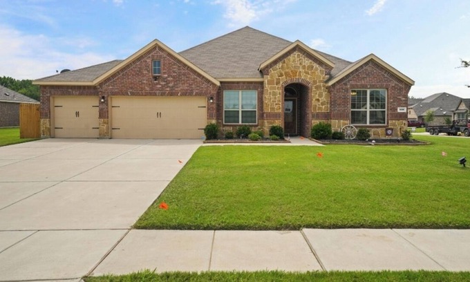 Oak Point House | Beautiful Comfy Home With Enough Room for the Whole Family