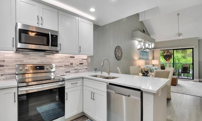 Pine Ridge Condo | Coastal Condo with Pool & Ocean View, 10/10 Guest Rated