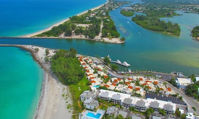Venice Condo | Prime Condo Steps from Pool and Beach - 10/10 Guest Rated