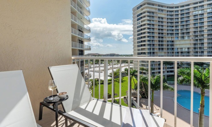 Marco Island Condo | Beautiful condo located with the nicest view of the beach. South Seas Tower 4-609